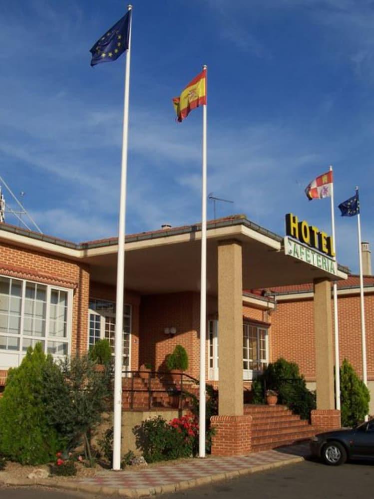 Mlc Benavente Hotel Exterior photo