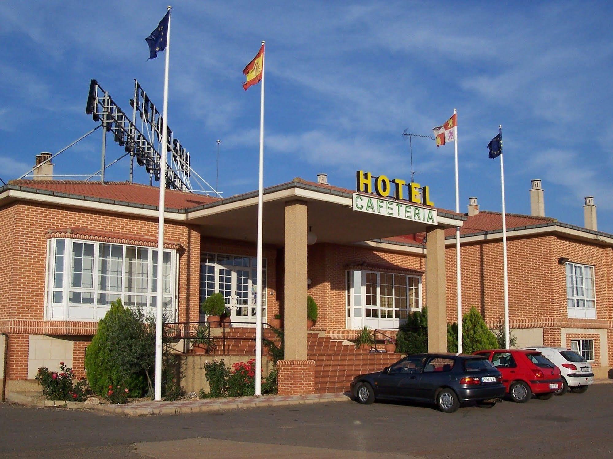 Mlc Benavente Hotel Exterior photo